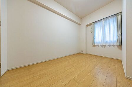 洋室(約5.0帖) ウォークインクローゼットを備えた収納力のあるお部屋です。