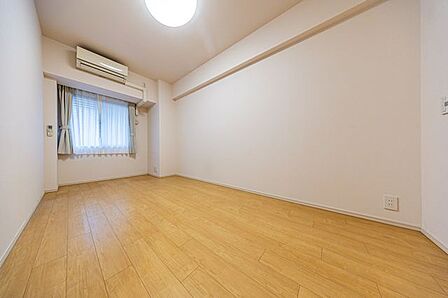 洋室(約7.0帖) ウォークインクローゼットを備えた収納力のあるお部屋です。