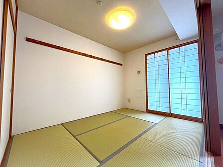 様々な使い方ができるリビングに隣接した和室。お子様の遊び場にもなります。寝室として利用しても。