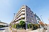 外観：外壁タイル貼り。上品な佇まいのマンションです。