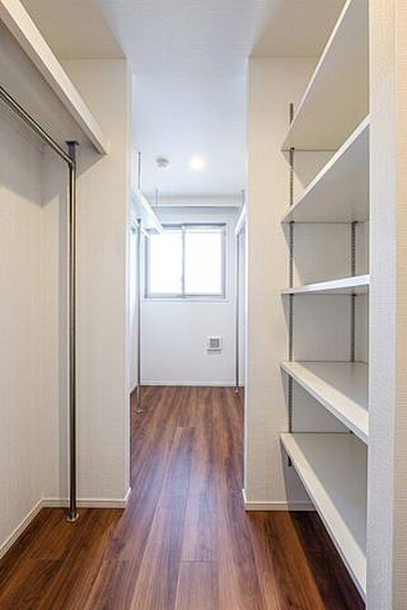 広々ウォークインクロゼットのある住まいでは収納上手な生活を送れそうですね。※CG加工による清掃・補修後のイメージです。現況には傷・汚れがあり、補修等には別途費用がかかります。