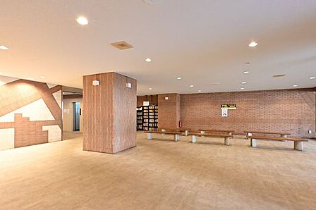 住まいの第一印象を決めるエントランスホール。掃除が行き届いており、管理体制良好です。