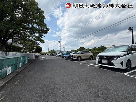 ゆとりある駐車スペースで駐車もしやすく日常の車利用を快適にサポートする環境です!
