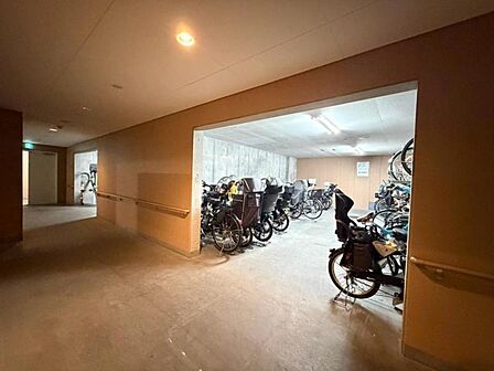 敷地内には屋根付き駐輪場を完備。さらに専用エレベーターを備え、自転車の出し入れもスムーズで快適です。