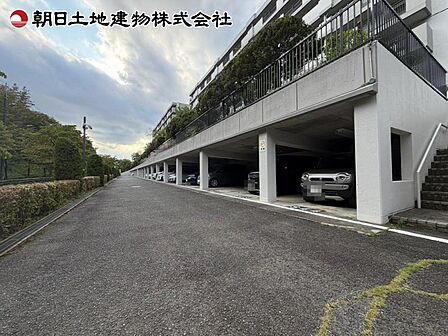 敷地内の駐車場でお車の利用も快適です!