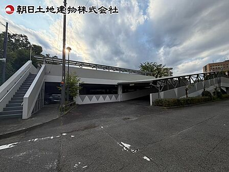 ゆとりある駐車スペースで駐車もしやすく日常の車利用を快適にサポートする環境です!