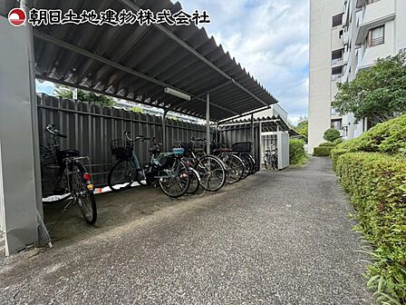 屋根付き駐輪場で雨の日も安心して自転車を保管できる使い勝手の良い共用設備です!