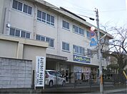 勝山中学校まで1300メートル