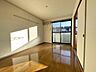 リビング/ダイニング：同一物件、別部屋の写真です。