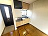 キッチン：同一物件、別部屋の写真です。