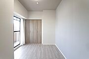 洋室約６．２帖：南東側に掃き出し窓があり、採光・通風大変良好です。タップリ収納が出来るクローゼットも付いています。（フローリング・クロス張替、建具・ＣＬ新調、レースカーテン取付等）
