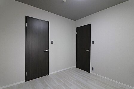 洋室約5帖:タップリ収納が出来るウォークインスルークローゼットが付いています。ポーチ側にも窓があり室内明るいです。(フローリング・クロス張替、建具・WCL新調、レースカーテン取付等)