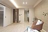 リビング/ダイニング：南向きのリビングです。洋室約３．２帖と続き間で、引き戸の建具を開放すれば広々と使えます。（フローリング・クロス張替、建具・ＴＶモニターインターホン新調、ダウンライト新設、レースカーテン取付等）