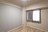 子供部屋：洋室約５．１帖：タップリ収納が出来るウォークインクローゼット付きのお部屋です。共有廊下側に窓があり室内明るいです。（フローリング・クロス張替、建具・ＷＩＣ新調、レースカーテン取付等）