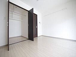 洋室8帖　ウォークインクローゼット付（収納充実してます）