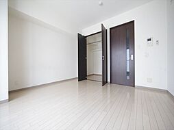 洋室8帖　ウォークインクローゼット付（収納充実してます）