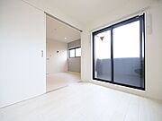 洋室4帖　ウォークインクローゼット付　バルコニー　同仕様写真