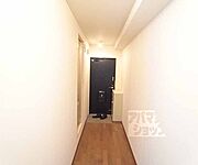 洋室から玄関に向けての廊下