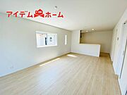 リビング 南向きのため明るい陽射しが射し込みます♪
