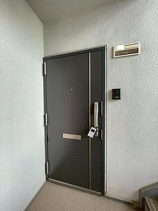 住戸玄関。ダブ...