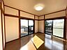 室内：ベッドを置いてもゆとりのある広さの主寝室です