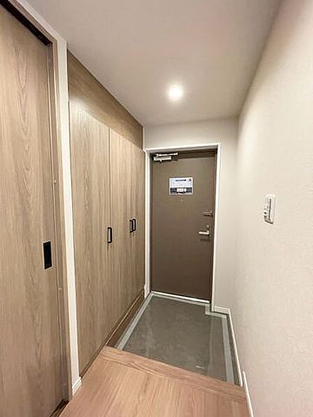 ご家族の「いってきます」「おかえり」を見守る、明るい玄関