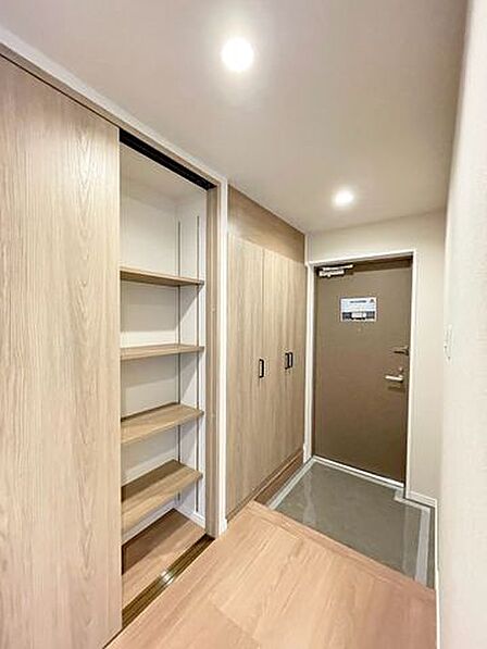 廊下に収納あり!可動棚式につき、高さを変えることで掃除機なども収まります。お部屋をすっきりと保ち、インテリアの自由度を高める収納量です。