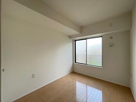 子供部屋にぴったりな洋室。明るい空間で成長を見守ります