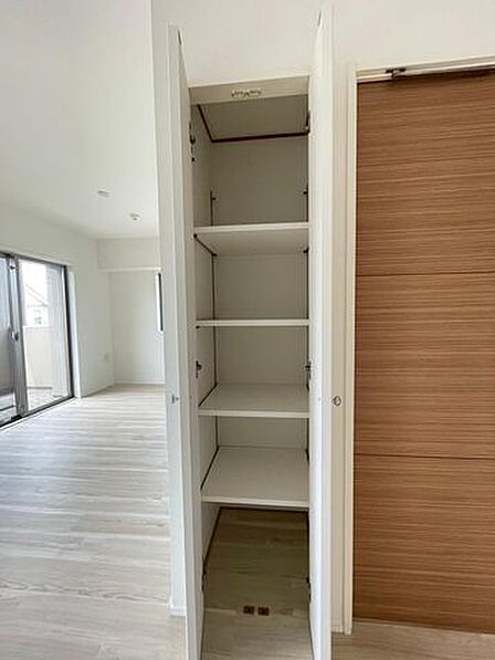 高さのあるLDK収納には掃除機などもすっきりとしまえます