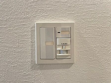 玄関は人感センサーライトとなっており、消し忘れを防げます
