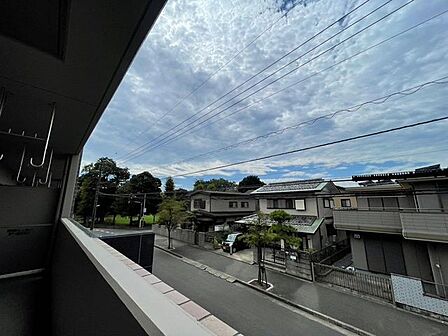 住戸からの眺望です。周辺は穏やかな住宅街です。
