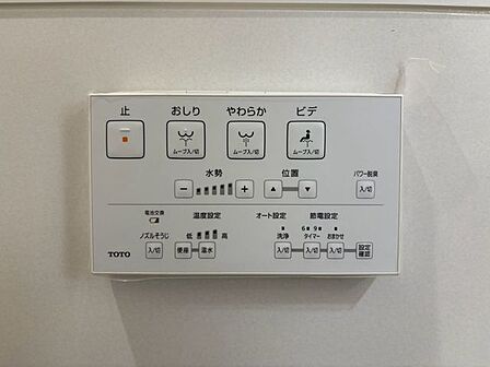 押しやすい大きなボタンで、ワンタッチでスムーズに点滅できるトイレスイッチ。小さなお子様、ご高齢の方でもラクに操作できます。誰でも直感的に使える優しく快適な設計です。