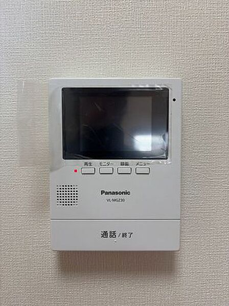 お子様のお留守番時も安心なモニター付きインターホン。鍵を開ける前に画面で相手を確認できるため、不審者の侵入予防や防犯対策に効果的です。家族みんなが安全に過ごせる、住まいの安心をサポートします。
