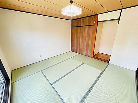各部屋に収納スペースを確保し、自室に集約。共有スペースがすっきりと片付きます。