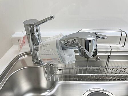 ワンタッチで素早く浄水に切り替えが可能な便利で衛生的な水栓を採用。お米研ぎやお料理、毎日の水分補給に手軽にお使いいただけます。場所を取らない一体型構造で、シンクまわりも広々と快適に使えます。