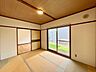 リビング/ダイニング：たっぷりの陽光が注がれた明るい和室リビングは、家族団らんのひと時を包み込みます。
