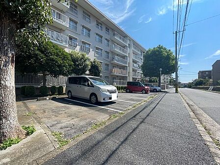前面道路には歩道が整備されており、お子様の通行も安心です。