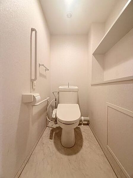 毎日使うトイレは落ち着きと清潔感のあるデザイン