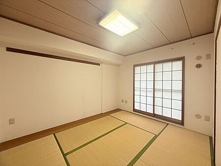 心が和む、畳の香りに包まれる暮らし。現代の住まいに安らぎをプラスする、多用途で便利な和の空間です。