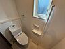 トイレ：明るく清潔感のある節水型ウォシュレットトイレです