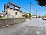 その他：隣家とのゆとりのある住宅街です。前面道路は車通りが少なく、毎日の車の出し入れや、お子様の通行に安心です！