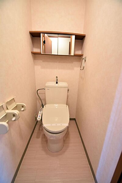 画像6:温水洗浄便座付きトイレです。鏡・収納付き。