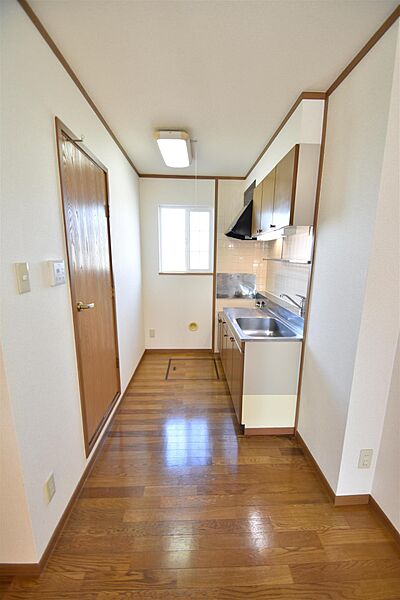 画像12:キッチンスペース。窓があり明るいです。床下収納有