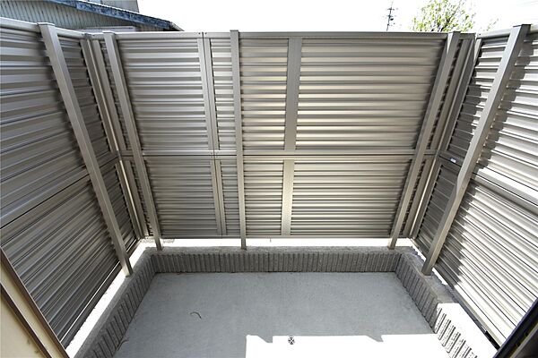 画像20:バルコニー（専用庭）は外から見えない高めの塀仕様でプライバシーが保てます。