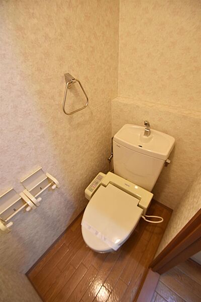 画像6:温水洗浄便座付きトイレです。タオル掛けあります。