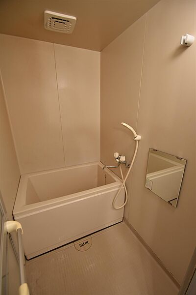画像5:シャワー、鏡付きのお風呂です。
