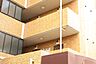 室内：共用部分は、一棟の建物に住む区分所有者全員が共同で所有するとし、共用部分の管理、補修などは、区分所有者で形成される管理組合が行います。個人の判断で勝手に変更することはできませんので覚えておきましょう。