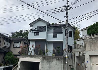 外観：現地に行くなら、物件の周囲の地形がどうなっているかを見ることも大切です。周辺より低くなっている土地では、大雨などで水が集まりやすいため、地盤が弱くなっているということも考えられるため、注意が必要です。