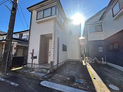 外観：現地に行くなら、物件の周囲の地形がどうなっているかを見ることも大切です。周辺より低くなっている土地では、大雨などで水が集まりやすいため、地盤が弱くなっているということも考えられるため、注意が必要です。