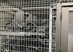 車一台あたりに必要なスペースは、標準サイズの普通自動車で横幅2m50cm、長さ5mは必要になります。ただし、乗降のことも考慮して横幅3m30cm、長さ5m50cmほどは確保できるところを選びましょう。